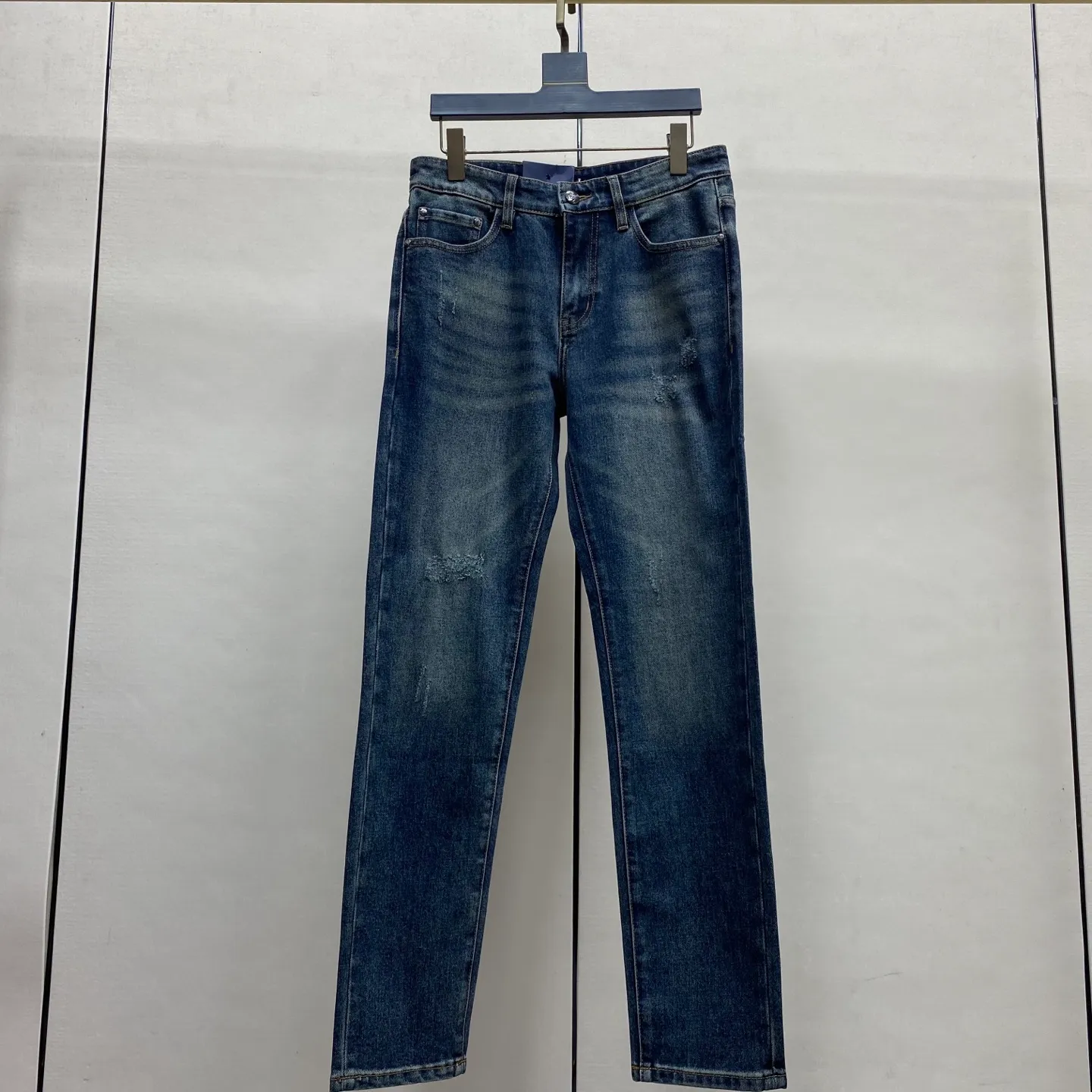 P230. 2025 Autumn and Winter European Counter New Style, Super A Purchasing Level Overseas Trading Company Order Source, Top Original High-end Men's Customized Fashion Slim Small Straight Jeans 999～6 Color: Heavy craftsmanship, fried sand and water, picture color Size: 29-40 Fabric: Denim washed jeans! Luxurious experience. Customer-supplied trade channel. The simple and charming classic trousers are made of customer-supplied denim. The texture is thick, comfortable and breathable. The high-quality tailoring is top-notch, and the overall design is very refined. The cuffing design on the inside and outside is perfect, and the use of poly-strand mechanical needle edge-sealing technology highlights the brand's luxurious inner charm. The brand logo is full and thick, and the chiseled buttons are thick and rigorous, bringing a new fashion taste to this mediocre trousers!  Excipients: Complete with three standards